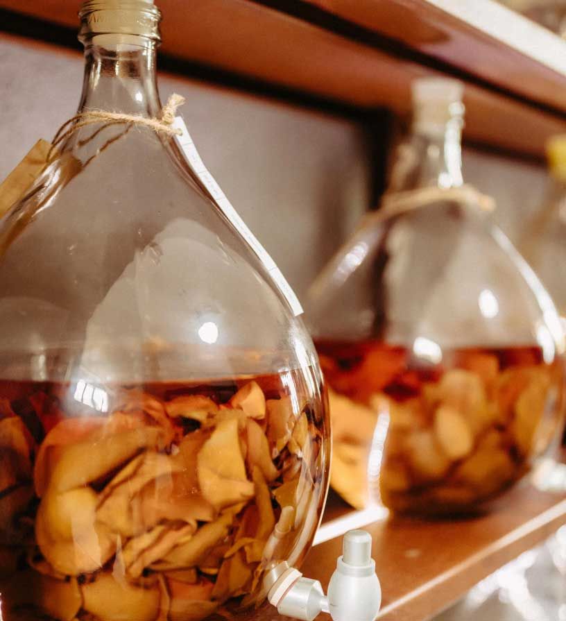 conocenos Priorat lab - damajuana