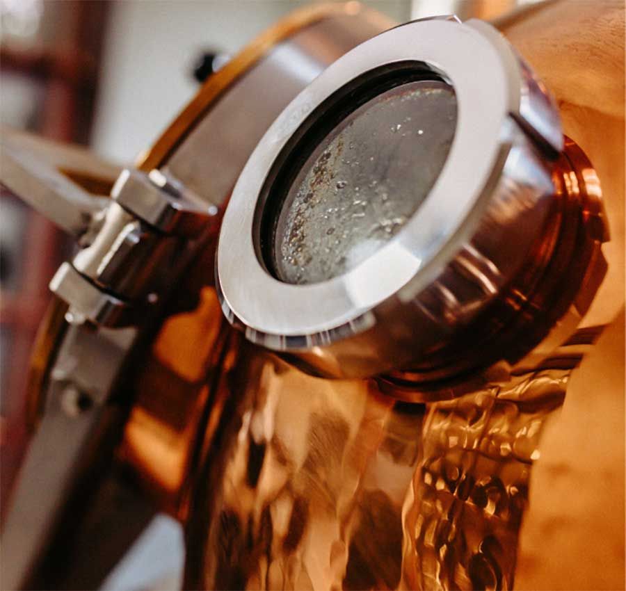 conocenos Priorat lab - alambique