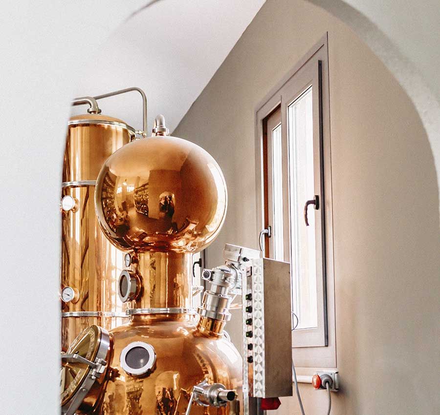 conocenos Priorat lab - alambique